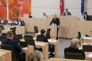 Am Rednerpult: Markus Leinfellner (F). Blick Richtung SitzungsteilnehmerInnen