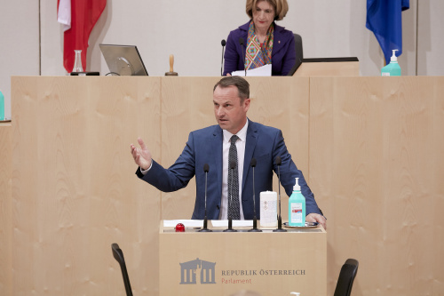 Am Rednerpult Bundesrat Dominik Reisinger (F)