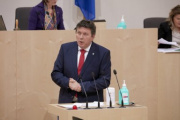 Am Rednerpult Bundesrat Bernhard Rösch (F)