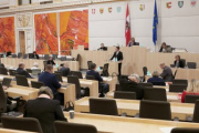 Am Rednerpult Bundesrat Josef Ofner (F). Blick Richtung SitzungsteilnehmerInnen
