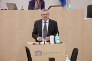 Am Rednerpult Bundesrat Martin Preineder (V)