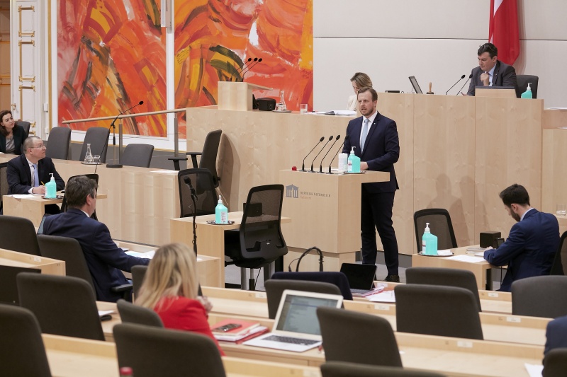 Am Redenrpult Bundesrat Karlheinz Kornhäusl (V). Blick Richtung SitzungsteilnehmerInnen