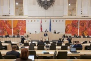 Am Redenrpult Bundesrat Karlheinz Kornhäusl (V). Blick Richtung SitzungsteilnehmerInnen