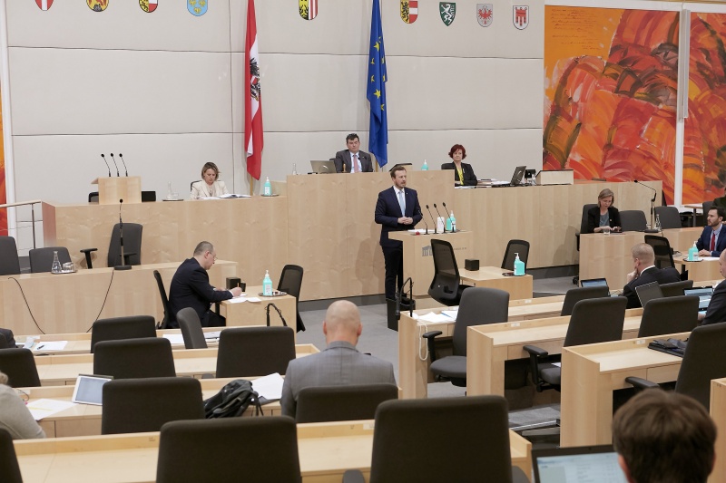 Am Redenrpult Bundesrat Karlheinz Kornhäusl (V). Blick Richtung SitzungsteilnehmerInnen