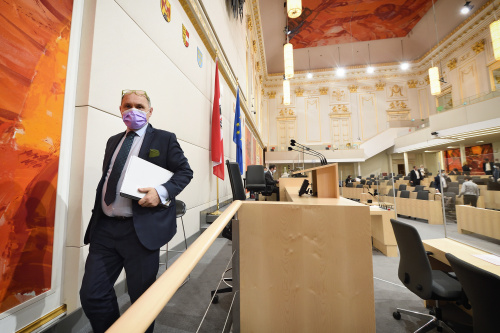 Vorsitz durch Nationalratspräsident Wolfgang Sobotka (V) mit Mund-Nasen-Schutzmaske