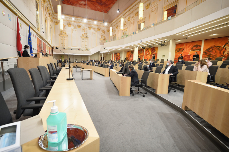 Vorsitz durch Nationalratspräsident Wolfgang Sobotka (V) - Nationalratsabgeordnete mit mit Mund-Nasen-Schutzmasken