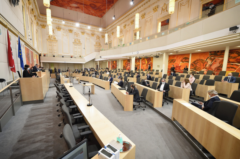 Vorsitz durch Nationalratspräsident Wolfgang Sobotka (V). Nationalratsabgeordnete mit Mund-Nasen-Schutzmasken