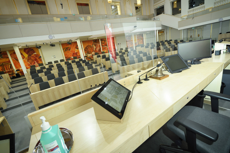 Plexiglasschutz am Präsidium