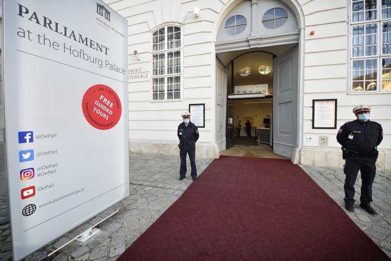 Polizisten mit Mund-Nasen-Schutzmasken vor dem Eingang Josefsplatz