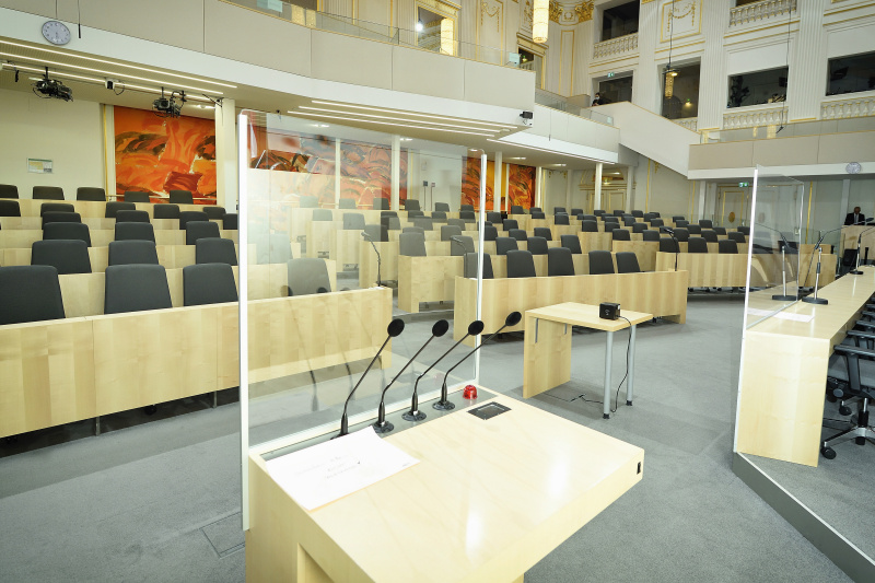 Rednerpult und Regierungsbank mit Plexiglasschutz