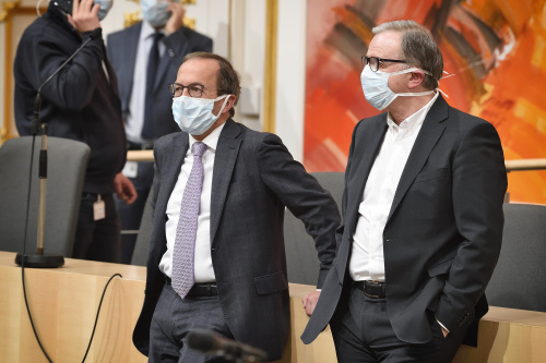 Von links: Nationalratsabgeordneten Peter Haubner (V) und Karlheiz Kopf (V) mit Mund-Nasen-Schutzmasken
