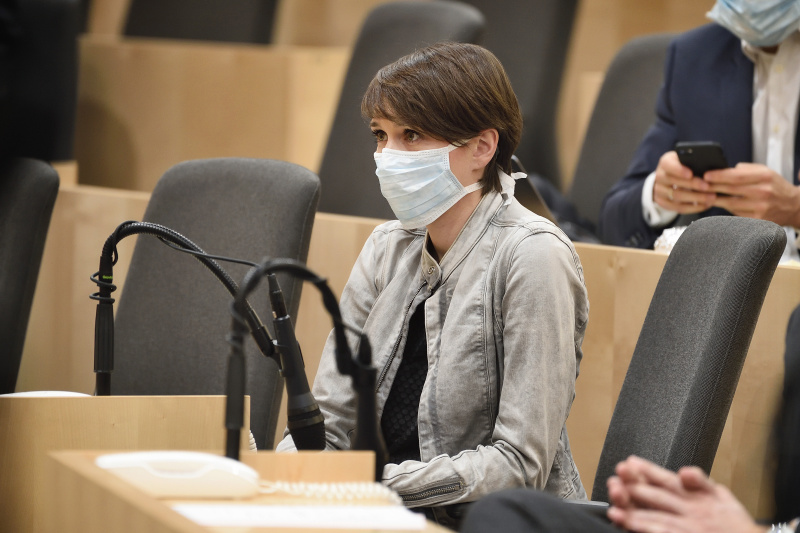 Klubobfrau Sigrid Maurer (G) mit Mund-Nasen-Schutzmaske