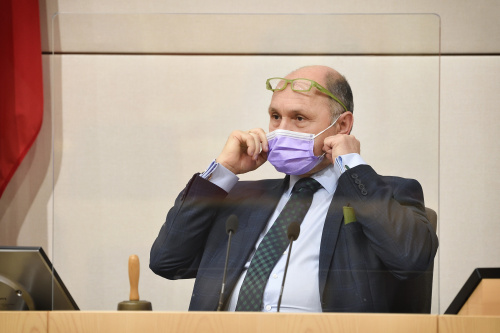 Nationalratspräsident Wolfgang Sobotka (V) mit Mund-Nasen-Schutzmaske