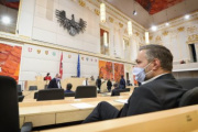 Nationalratsabgeordneter Alexander Melchior (V) auf seinem Sitzplatz im Plenum mit Schutzmaske