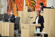 Nationalratsabgeordnete Nina Tomaselli (G) am Rednerpult