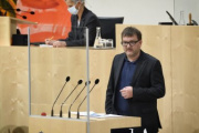 Nationalratsabgeordneter Markus Koza (G) am Rednerpult