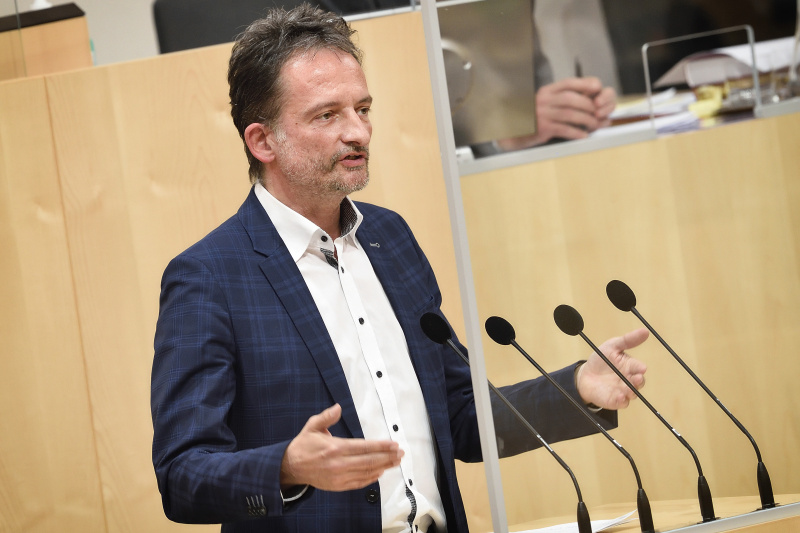 Nationalratsabgeordneter Hermann Weratschnig (G) am Rednerpult