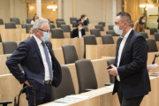 Bundesrat Karl Bader (V) (links) mit Schutzmaske im Gespräch