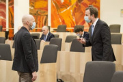 Von links: Bundesrat Marco Schreuder (G) mit Schutzmaske und Bundesrat Karlheinz Kornhäusl (V) mit Schutzmaske im Gespräch