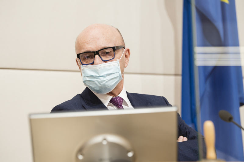 Bundesratspräsident Robert Seeber (V) mit Schutzmaske am Präsidium