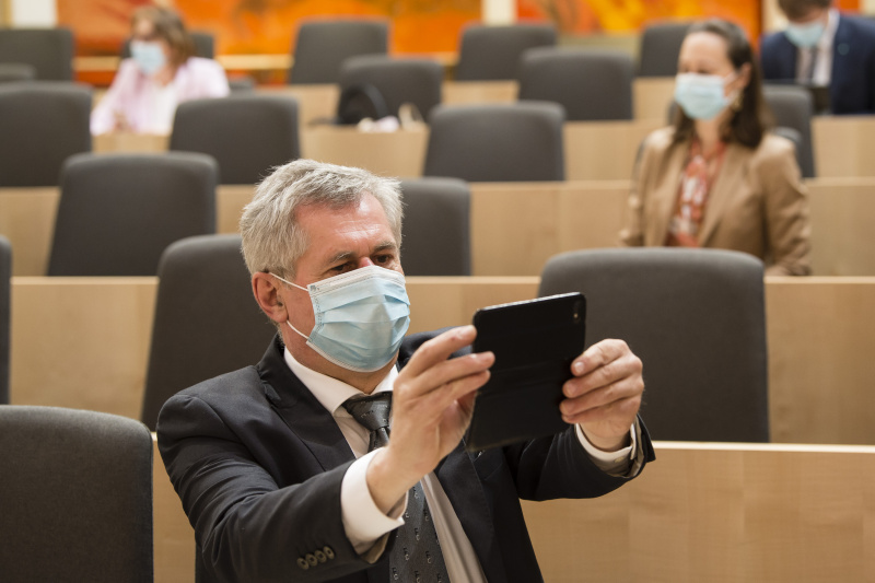 Bundesrat Martin Preineder (V) mit Schutzmaske