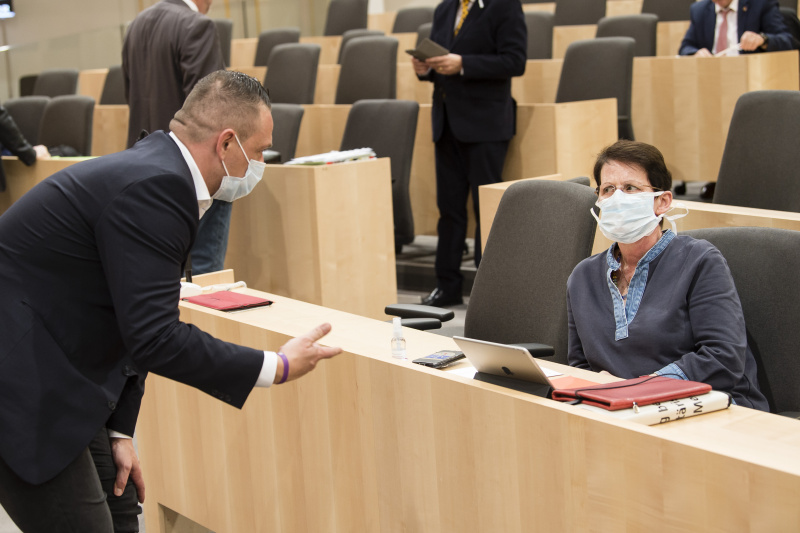 Bundesrätin Elisabeth Grimling (S) (rechts) mit Schutzmaske im Gespräch