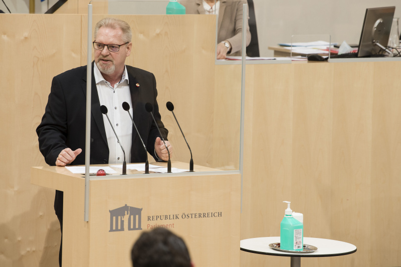 Bundesrat Horst Schachner (S) am Rednerpult