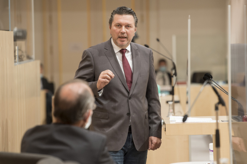 Bundesrat Bernhard Rösch (F) am Rednerpult