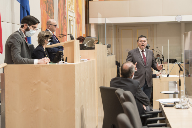 Bundesrat Bernhard Rösch (F) am Rednerpult