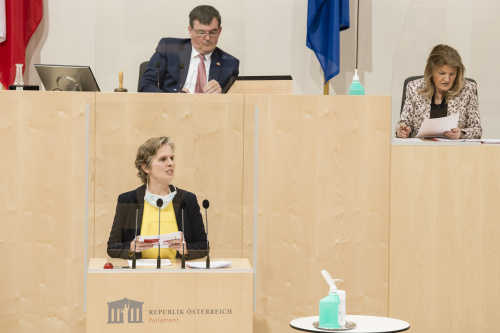 Bundesrätin Daniela Gruber-Pruner (S) am Rednerpult