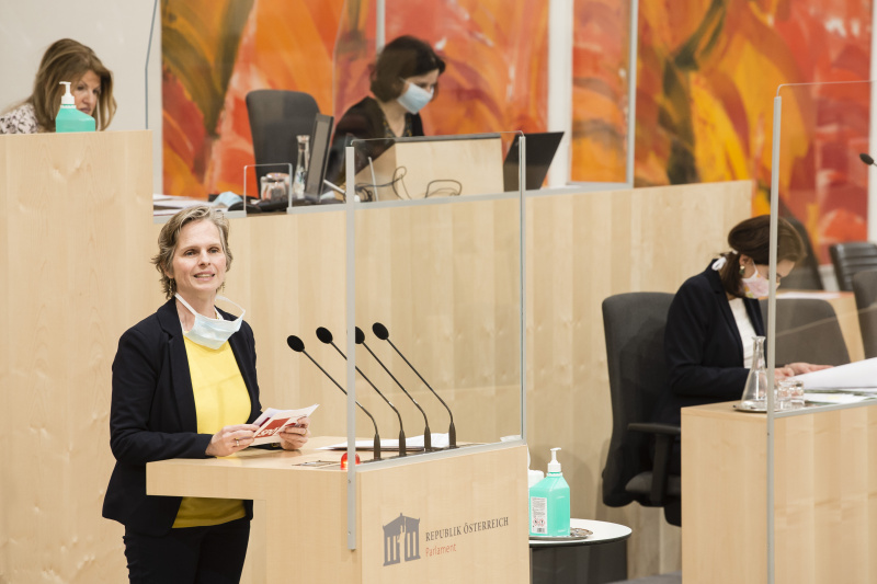 Bundesrätin Daniela Gruber-Pruner (S) am Rednerpult