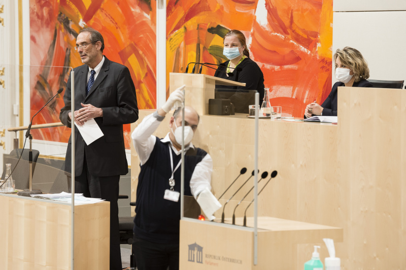 Rede von Bildnungsminister Heinz Faßmann (V) und Desinfektion des Rednerpultes