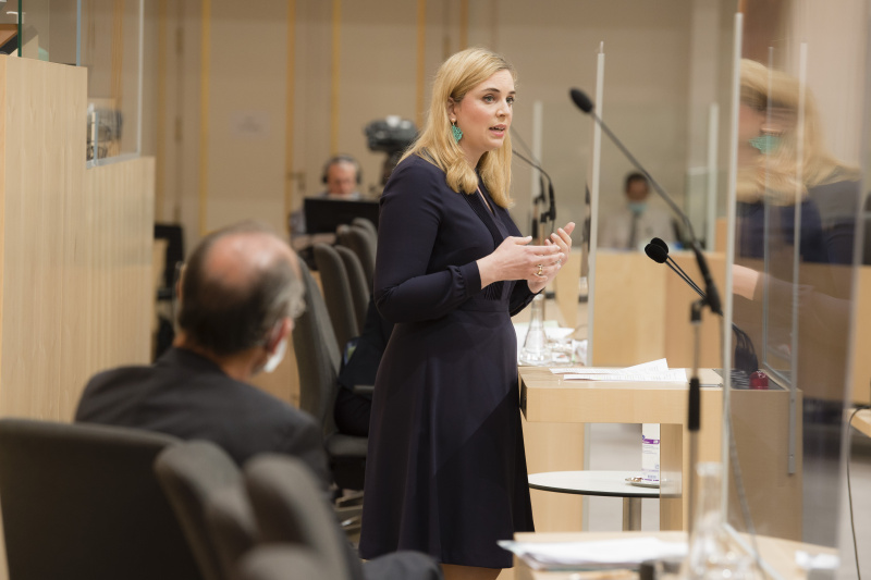 Bundesrätin Marlene Zeidler-Beck (V) am Rednerpult