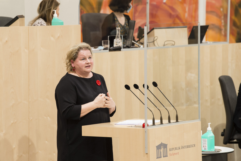 Bundesrätin Korinna Schumann (S) am Rednerpult