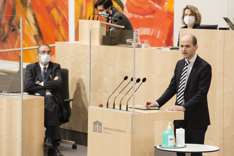 Bundesrat Michael Schilchegger (F) am Rednepult