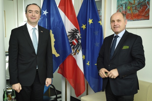 Von links: Botschafter der Republik Kosovo in Österreich Lulzim Pllana, Nationalratspräsident Wolfgang Sobotka (V) mit erweitertem Abstand aufgrund von COVID-19 (und daher auch kein Handshake-Foto)