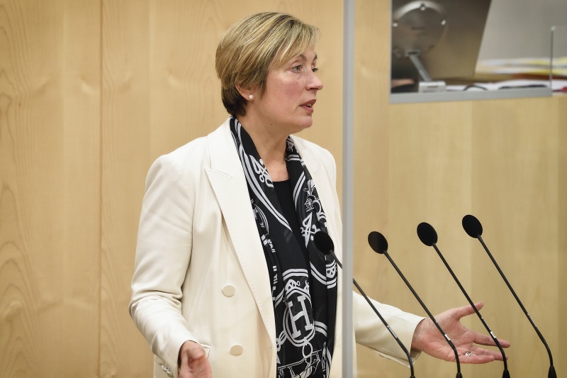 Nationalratsabgeordnete Michaela Steinacker (V) am Rednerpult