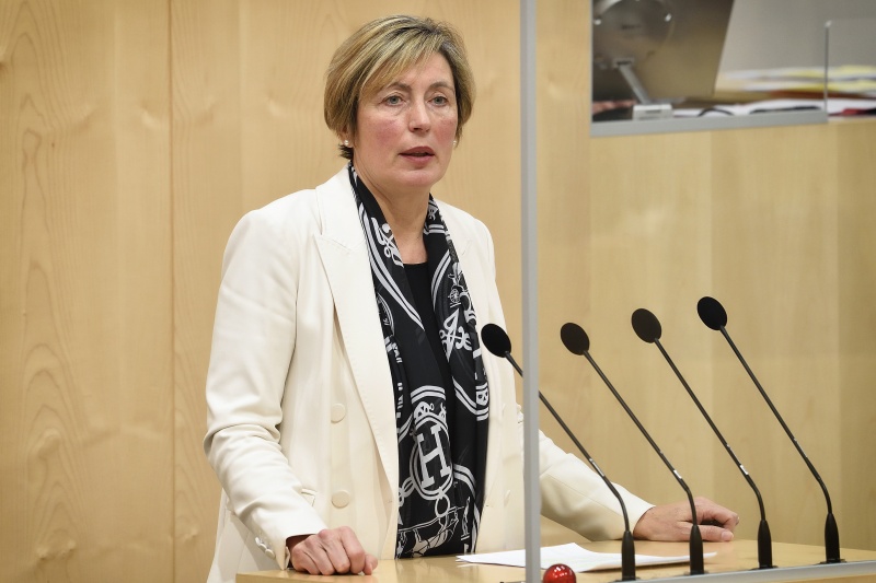 Nationalratsabgeordnete Michaela Steinacker (V) am Rednerpult