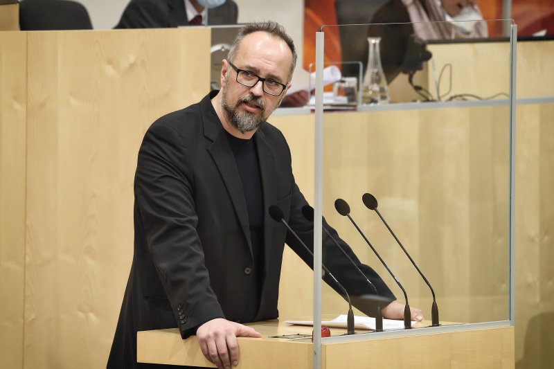 Nationalratsabgeordneter Michel Reimon (G) am Rednerpult