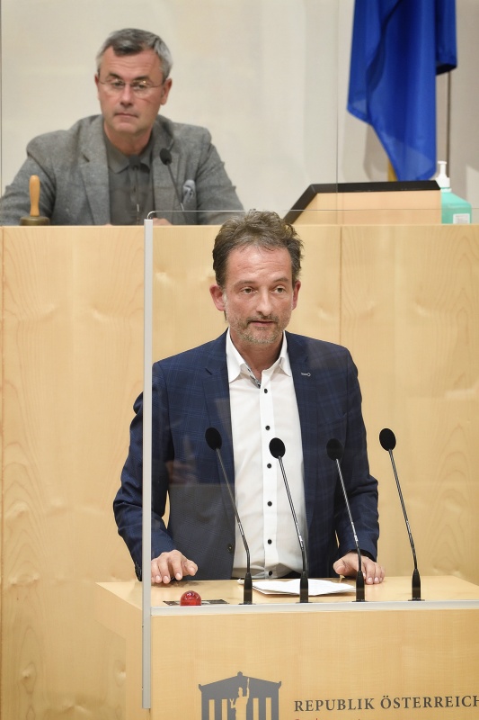 Nationalratsabgeordneter Hermann Weratschnig (G) am Rednerpult