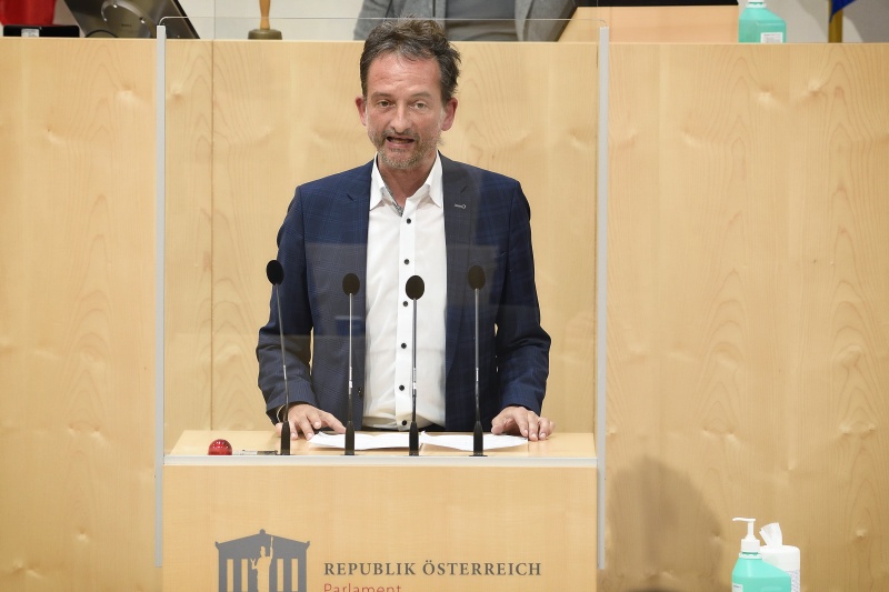 Nationalratsabgeordneter Hermann Weratschnig (G) am Rednerpult