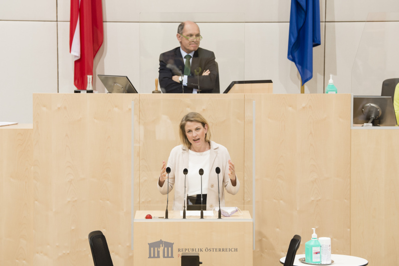 Am Rednerpult Klubobfrau Beate Meinl-Reisinger (N). Am Präsidium Nationalratspräsident Wolfgang Sobotka (V)