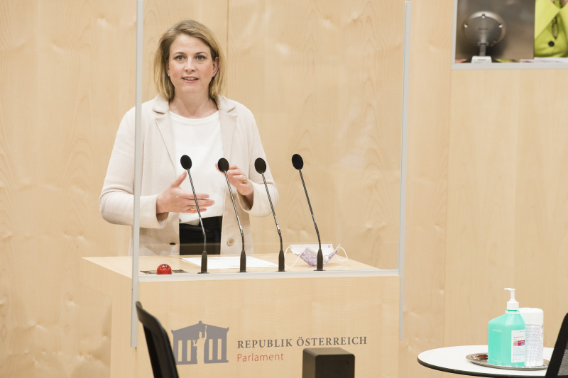 Am Rednerpult Klubobfrau Beate Meinl-Reisinger (N)