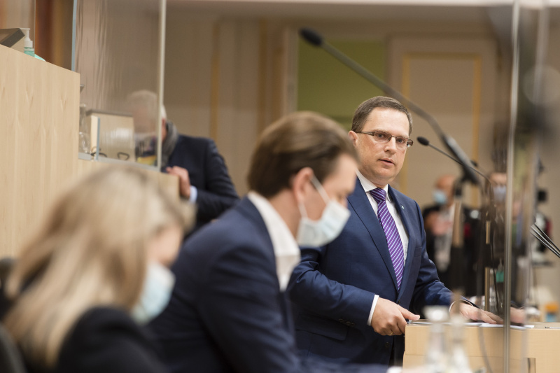 Am Rednerpult: Klubobmann August Wöginger (V)