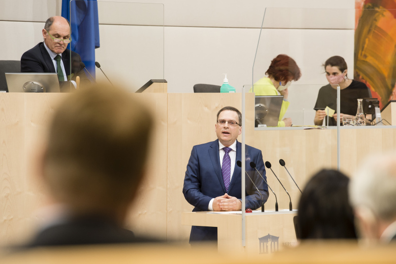 Am Rednerpult: Klubobmann August Wöginger (V). Am Präsidium: Nationalratsräsident Wolfgang Sobotka (V)