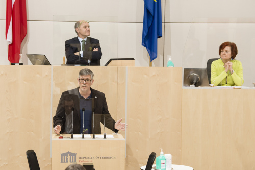 Am Rednerpult: Nationalratsabgeordneter Ralph Schallmeiner (G). Am Präsidium: Nationalratspräsident Wolfgang Sobotka (V)