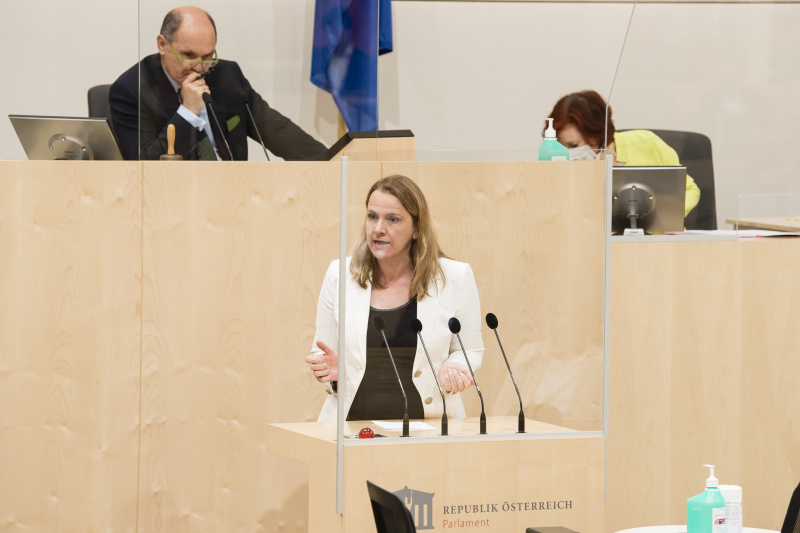 Am Rednerpult: Nationalratsabgeordnete Dagmar Belakowitsch (F). Am Präsidium: Nationalratspräsident Wolfgang Sobotka (V)