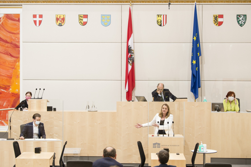 Am Rednerpult: Nationalratsabgeordnete Dagmar Belakowitsch (F). Am Präsidium: Nationalratspräsident Wolfgang Sobotka (V)