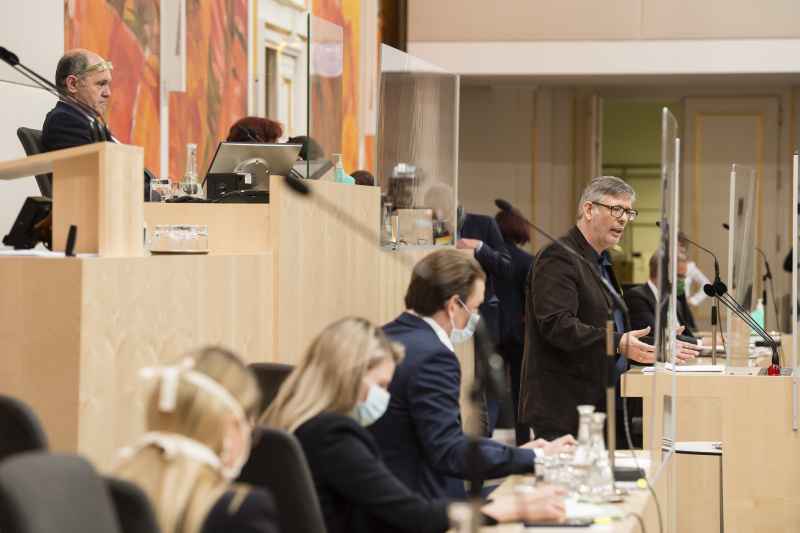 Am Rednerpult: Nationalratsabgeordneter Ralph Schallmeiner (G). Am Präsidium: Nationalratspräsident Wolfgang Sobotka (V)