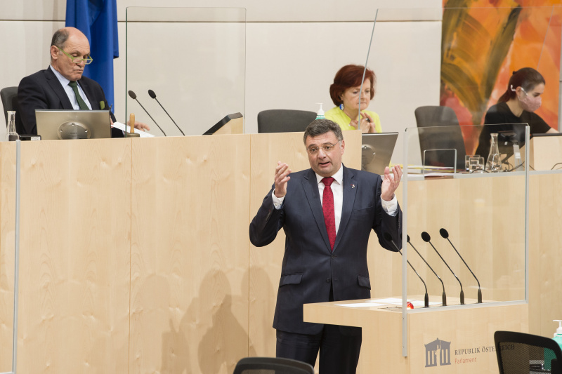 Am Rednerpult: Nationalratsabgeordneter Jörg Leichtfried (S). Am Präsidium: Nationalratspräsident Wolfgang Sobotka (V)